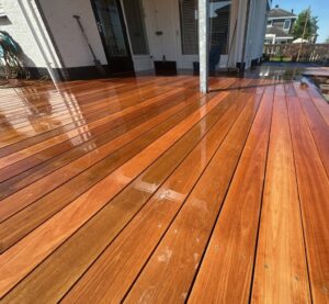 Vlonder hardhout terras in Grou